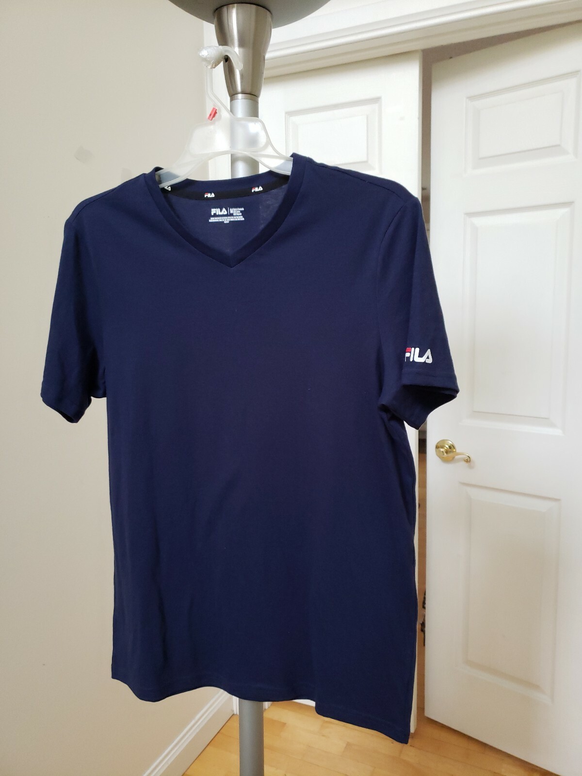 T shirt uomo Fila manica corta. Scollo a V taglia media. Nuovo senza etichette.