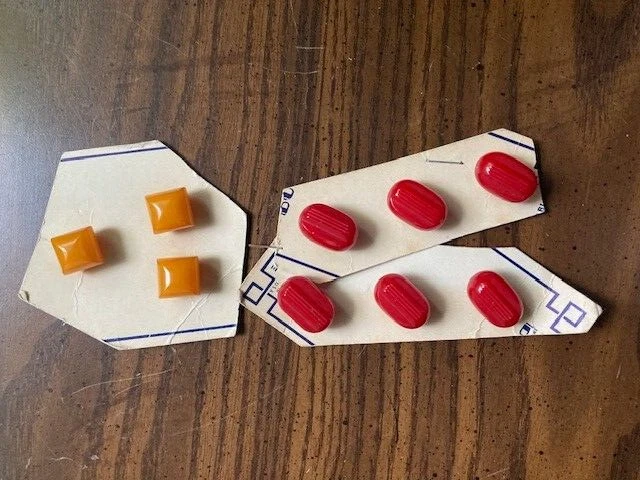 RARE Set of 9 Antique 1940's Art Deco Celluloid/Bakelite Buttons 3/4" & 1/2" NEW - Image 4 of 4