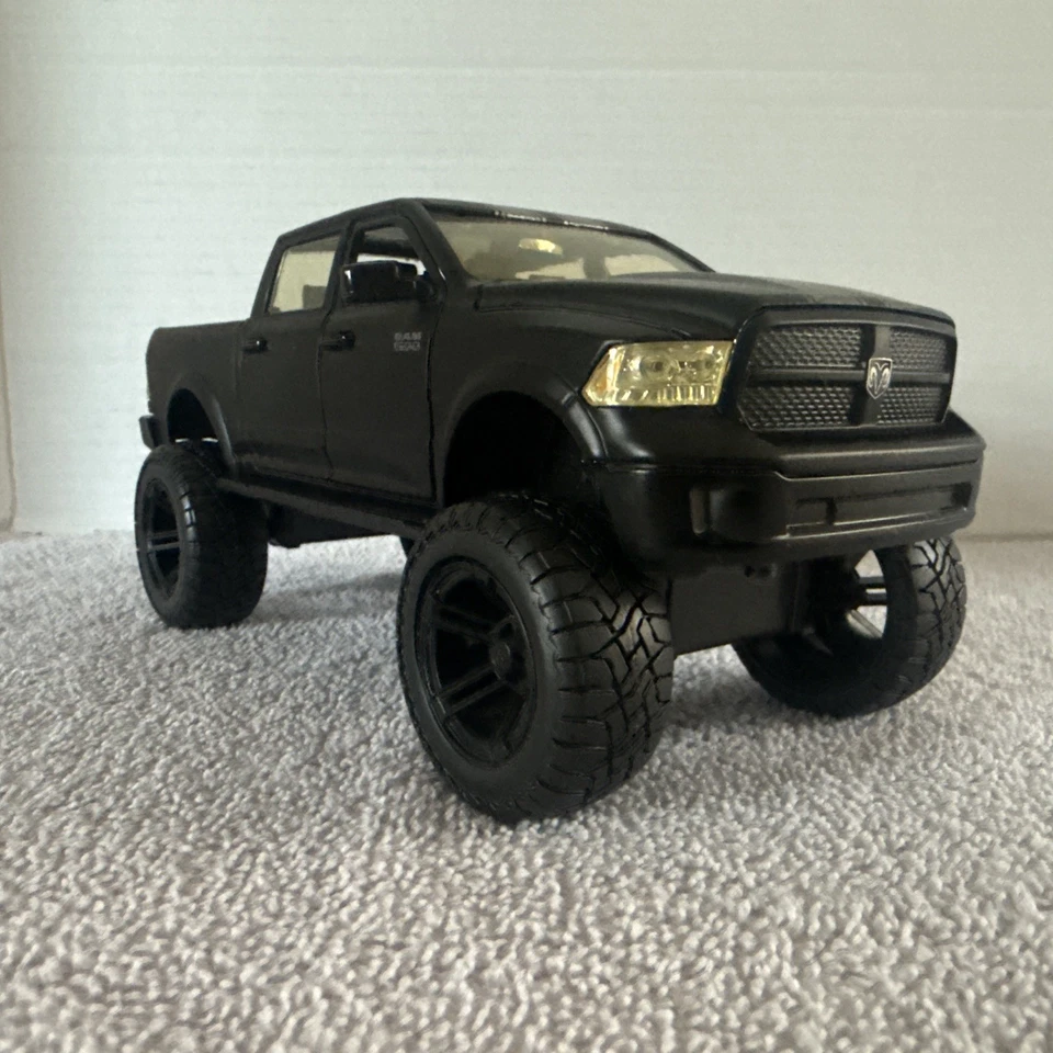 JADA Toys 2014 DODGE RAM 1500 1/24 Scale Diecast Model BLACK - Image 4 of 4