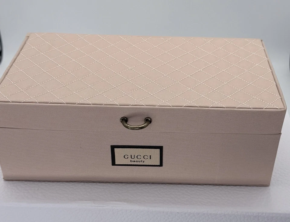 Joyero Gucci Rosa con delicado interior de tela floral para joyería + cosméticos Foto 2 de 4