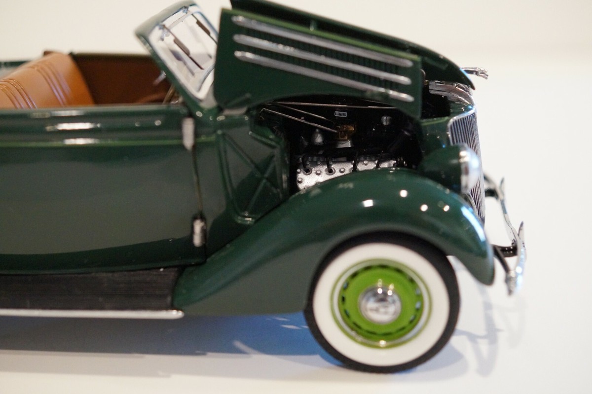 1936 Ford Deluxe Cabriolet V-8 1:24 Scale Diecast Green