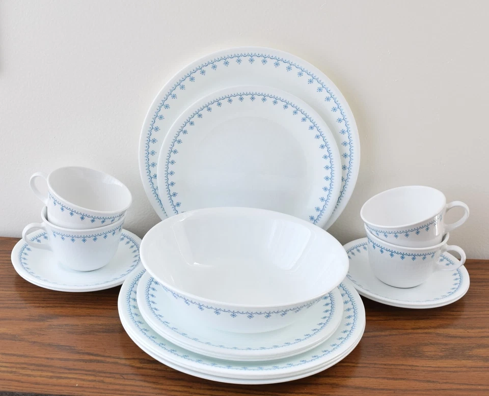 Juego de vajilla de 17 piezas Corning Snowflake azul 4 ajustes de mesa Foto 2 de 4