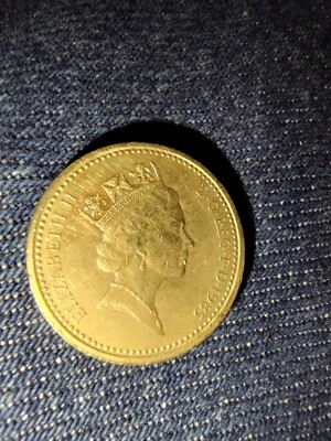 1985 ONE (1) POUND QUEEN ELIZABETH II COIN WITH UPSIDE DOWN ENGRAVING ON RIM