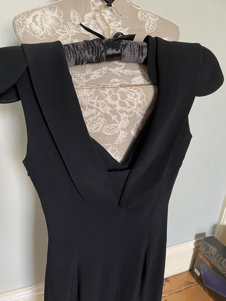 Impresionante Vestido Alexander McQueen Pequeño Negro IT38 Hombros Acolchados Foto 4 de 4