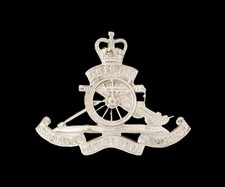 Queens Crown Royal Artillery Ubique Beret Badge Hallmarked Silver