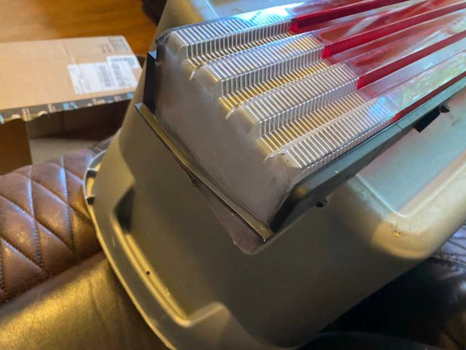 Lente de luz trasera lateral del pasajero derecha Plymouth Caravelle 1986 1987 1988 NOS Foto 4 de 4