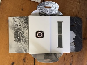 Apple Watch Ultra (1. Generation) - Titanium - 49mm - 89% Akku - 3 Armbänder