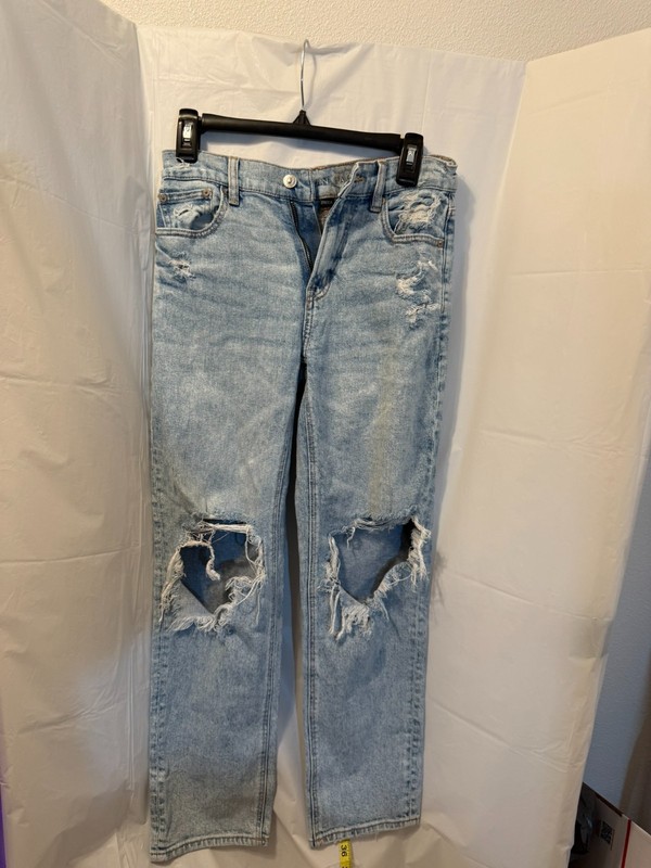 American Eagle Distressed Straight Jeans Size 2 Light Wash | Ripped Knee & Back 