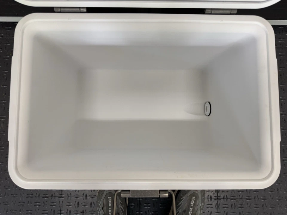 YETI Cooler : V-Series Stainless Steel - Image 4 of 4