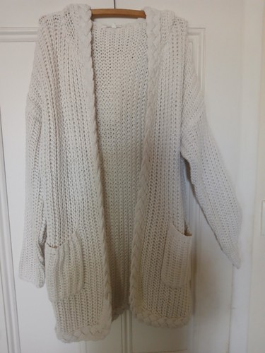 LABEL OF LOVE CHUNKY KNIT CARDIGAN W HOOD. WOOL BLEND SZ:M/L. OFF WHITE COLOR.GC