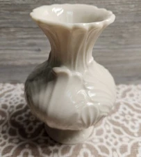 BEAUTIFUL LENOX Bud Vase 5" Raised Leaf Pattern