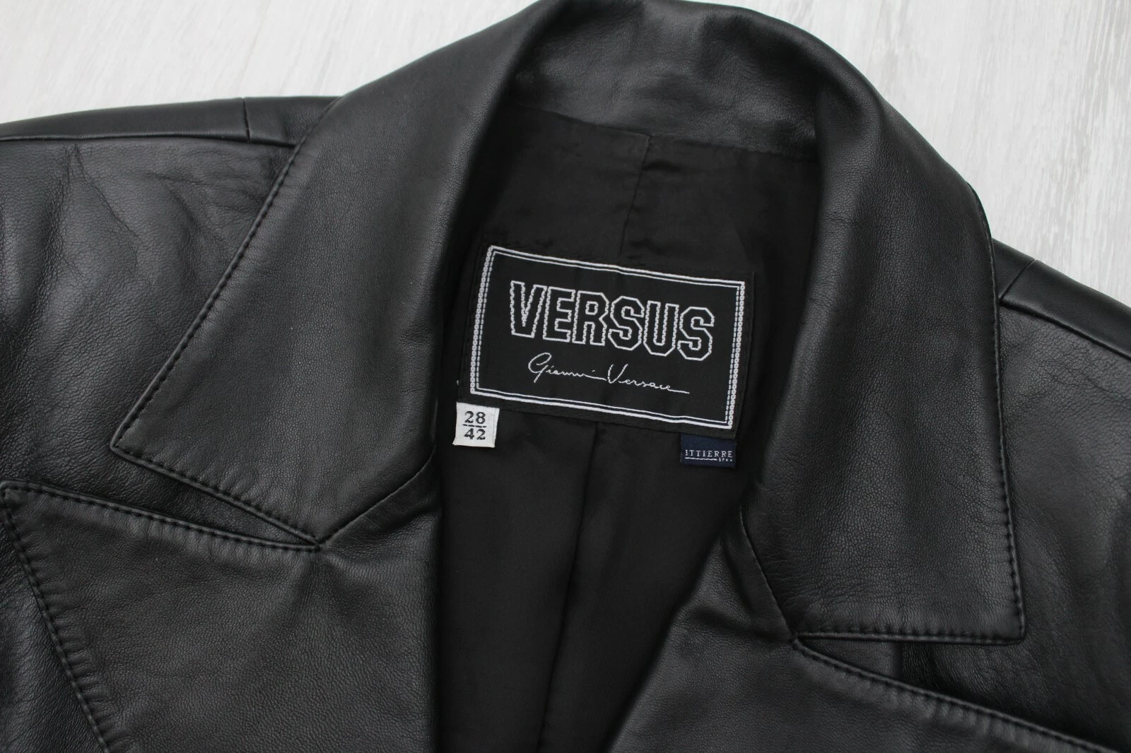 VINTAGE GIANNI VERSACE VERSUS giacca pelle doppiopetto bottone oro RARA S