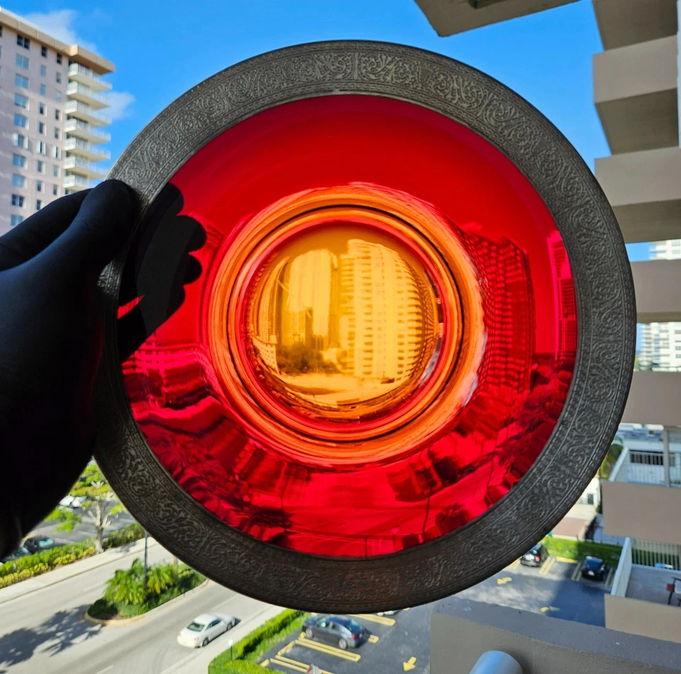 Plato antiguo con borde de vidrio ámbarina y plata de ley Foto 3 de 4