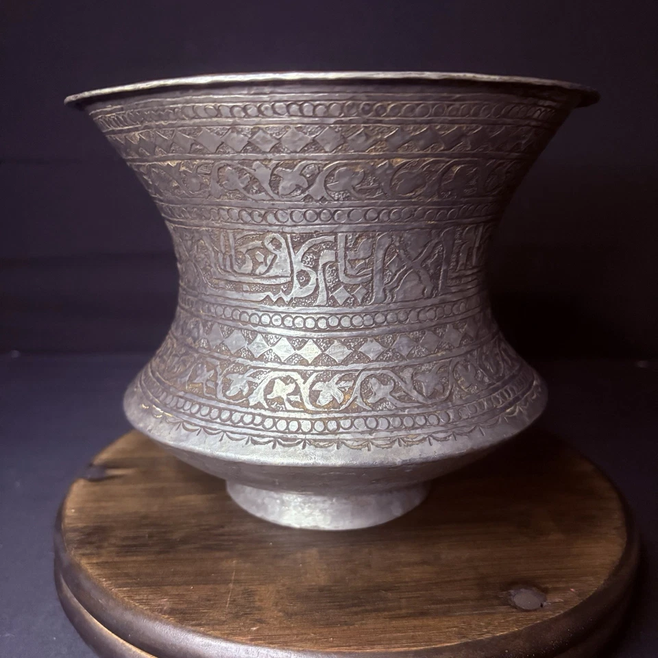 Buque de cobre martillado a mano caligrafía islámica estañado era Qajar finales de 1800 Foto 3 de 4