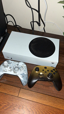 Xbox Series S 512GB White Console 4K Wi-Fi HDMI USB-A w/2 Controllers