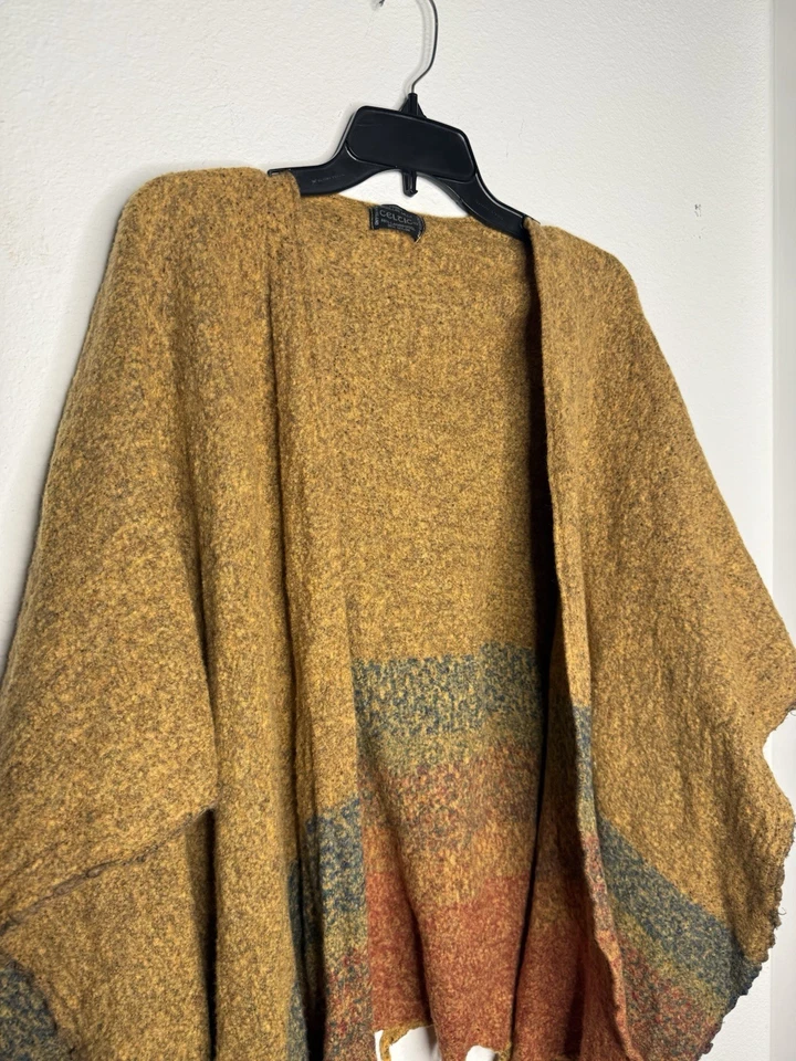 Poncho de lana irlandesa Celtic Kerry Woollen Mills capa mostaza flecos hecho en Irlanda Foto 3 de 4