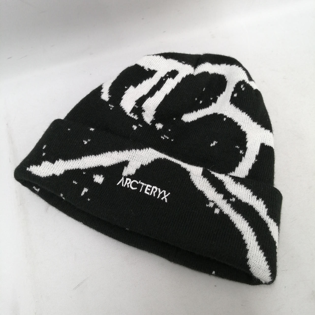 ARC TERYX Beanie Model No. 28132 for Ultimate Comfort and Warmth-image