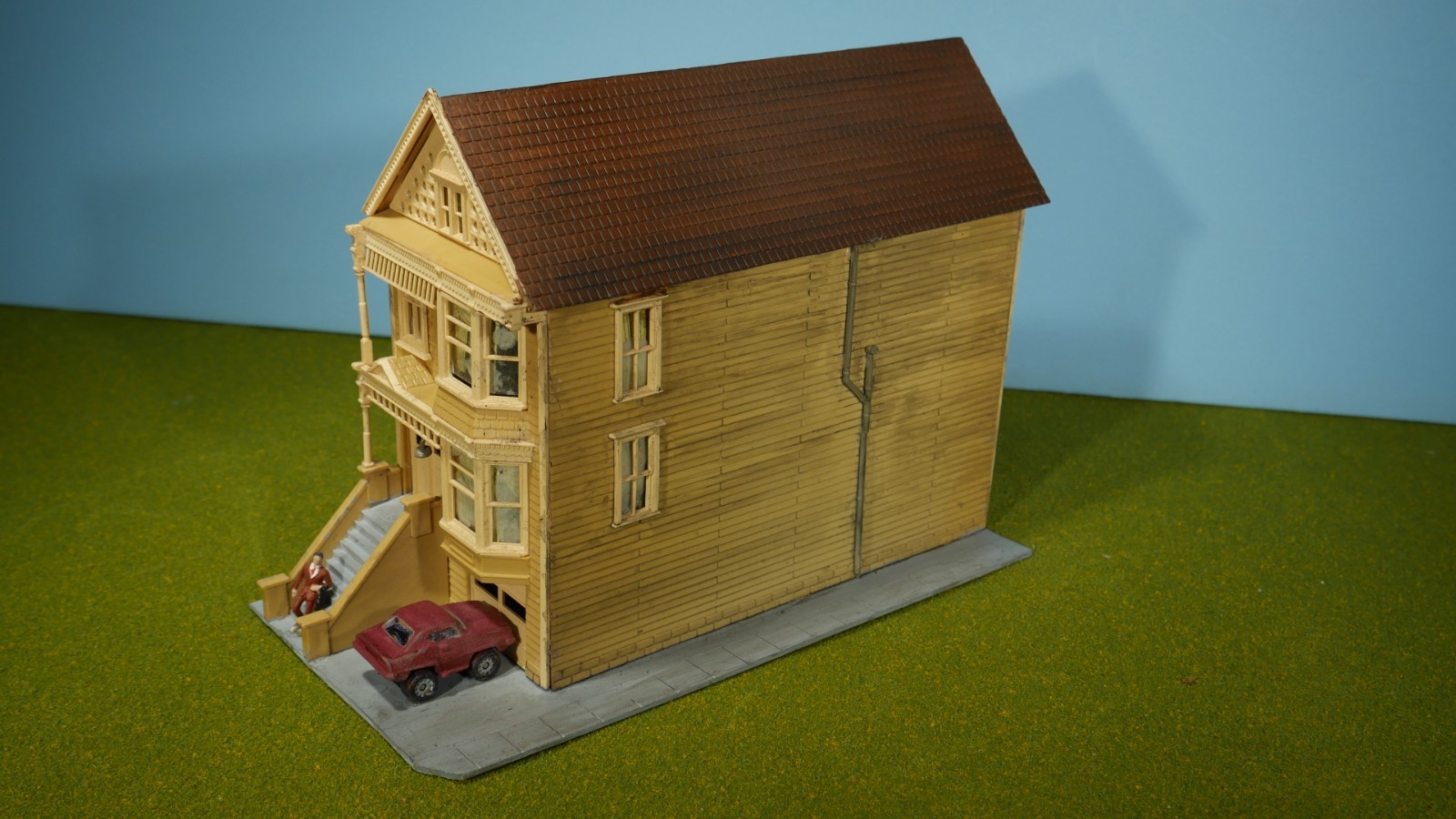 HO Scale Two Story VICTORIAN HOUSE (Weathered & Detailed)