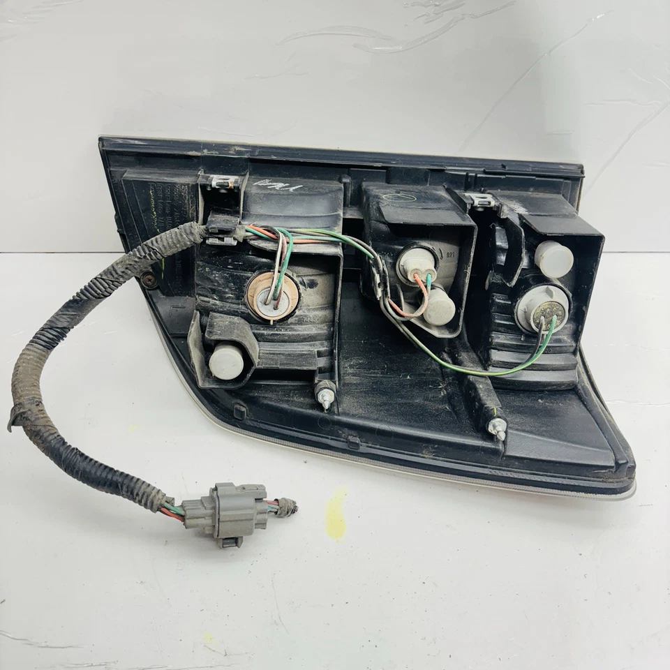 Lámpara trasera halógena del lado izquierdo del conductor OEM para Honda Ridgeline RT, RTL, RTS Foto 4 de 4