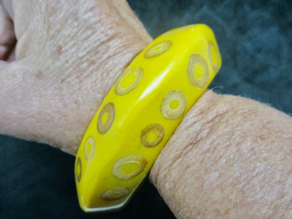 Vintage-SUPER RARE Kenneth J Lane Butterscotch w/Coral Design Bakelite Bracelet - Image 2 of 4