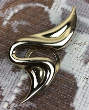 M. J. Enterprises Signed Gold Tone Swirl Swoosh Scarf Clip