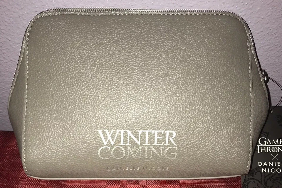 BOLSO DE COSMÉTICOS DANIELLE NICOLE CASA JUEGO DE TRONOS LOBO CRUDO NUEVO Foto 2 de 4