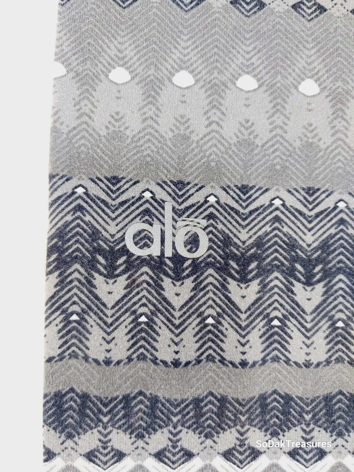 alo-yoga low rise geometric yoga leggings