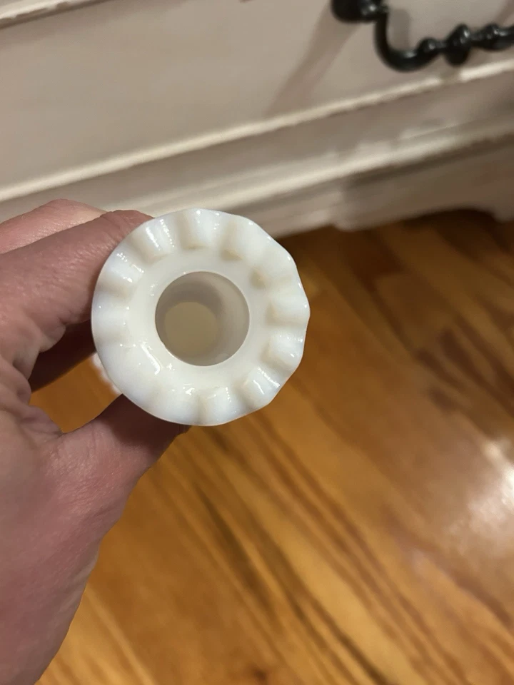 Jarrón floral vintage Avon de vidrio blanco con leche Hobnail Bud Foto 4 de 4