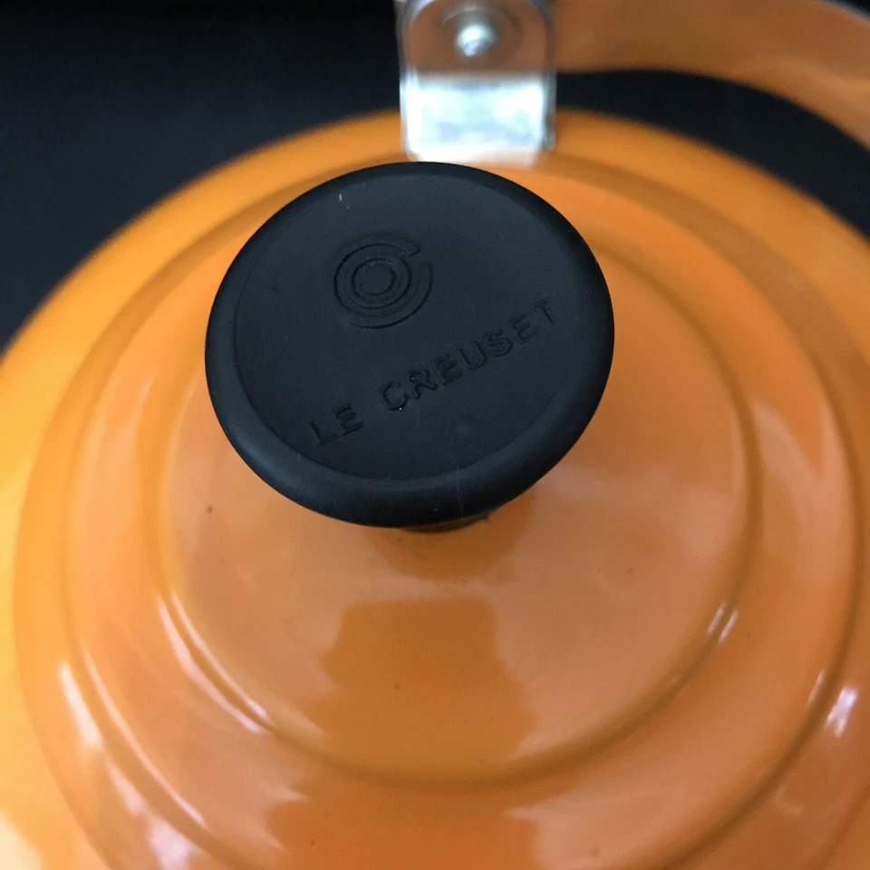 Tetera Le Creuset Whistling llama naranja ombre tetera 1,7 cuartos de galón en muy buena condición Foto 4 de 4