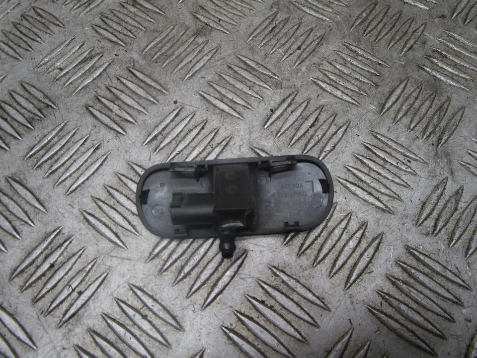 Seat Leon 2017 5 puertas lado del pasajero parabrisas lavadora jet 5F0955985 OEM Foto 3 de 4