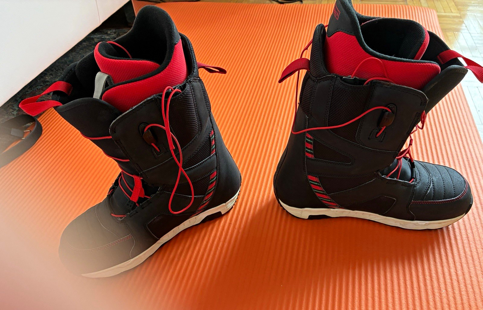 Burton Herren Moto Snowboard Boots schwarz/rot EUR 43,5 thermoformbar Schnürung