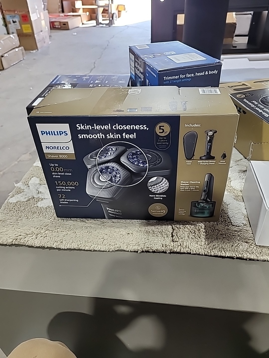 8000 Series Electric Razor + Washing Station Never Used
