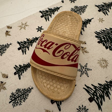 Coca-Cola Slide Badeschlappe Beige/Creme mit rotem Logo, Gr&ouml;&szlig;e 25/26