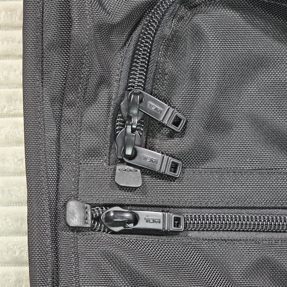 TUMI Bolsa de Ropa Alpha Tri Plegable Traje de Viaje Balístico Nylon Negro 22133 Foto 4 de 4