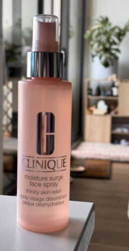 Clinique Moisture Surge Face Spray Thirsty Skin Relief with free cosmetic bag! - Afbeelding 1 van 3