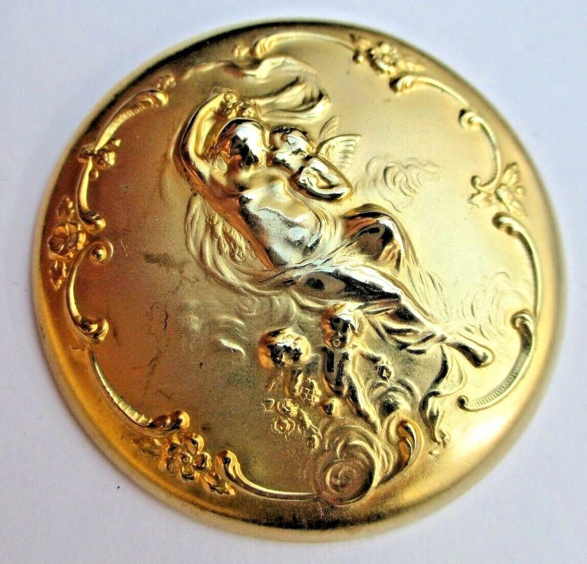 Broche Vintage Art Déco En Or - Scène Avec Angelot En Relief, État Impeccable