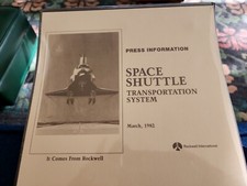 VINTAGE US SPACE SHUTTLE TRANSPORTATION SYSTEM DETAILED PRESS INFORMATION BINDER
