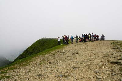 Foto 12x8 Eine Menschenmenge auf dem Gipfel von Helvellyn Der Trigpunkt ist versteckt in der c2017