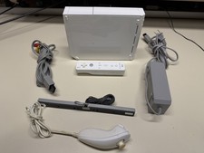 NINTENDO WII VIDEO GAME CONSOLE W/ CONTROLLER WHITE RVL-001 WORKING