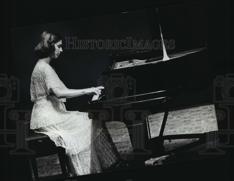 1981 Press Photo Pianist Karin Edwards in Recital, Carroll College - mjp11796
