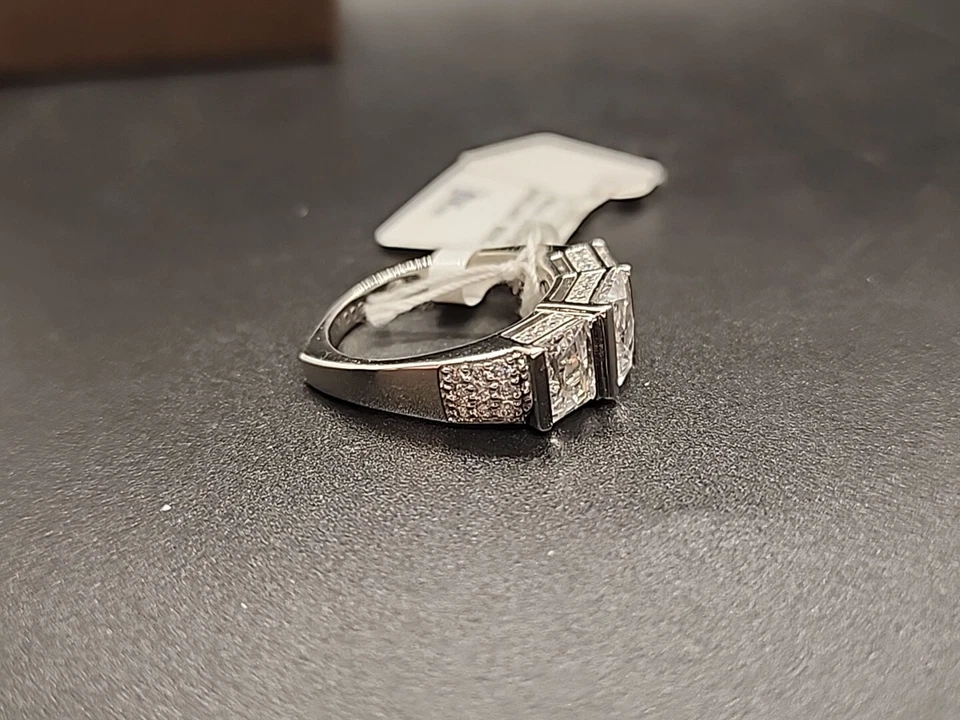 Anillo Bella Luce Platineve de tres piedras circonita cúbica con detalles de zafiro y topacio talla 8 JTV Foto 3 de 4