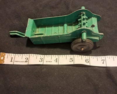 HUBLEY KIDDIE TOY GREEN MANURE SPREADER METAL TOY MADE IN USA