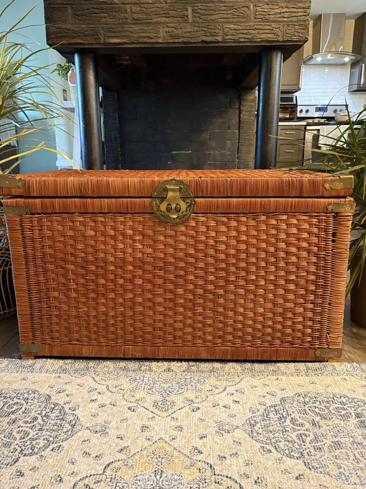 ¡Cofre de almacenamiento de baúl MCM de ratán y latón Chinoiserie vintage! Foto 2 de 4