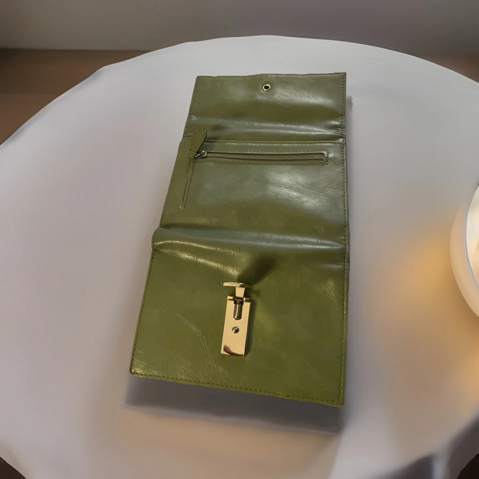 Juego de 2 carteras de cuero para mujer Liz Claiborne beige 8 pulgadas, verde 5,5 pulgadas Foto 2 de 4