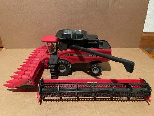 ERTL Case-IH AFX 8010 1/32 Collector’s Edition Combine with Grain & Corn Heads - Picture 8 of 8