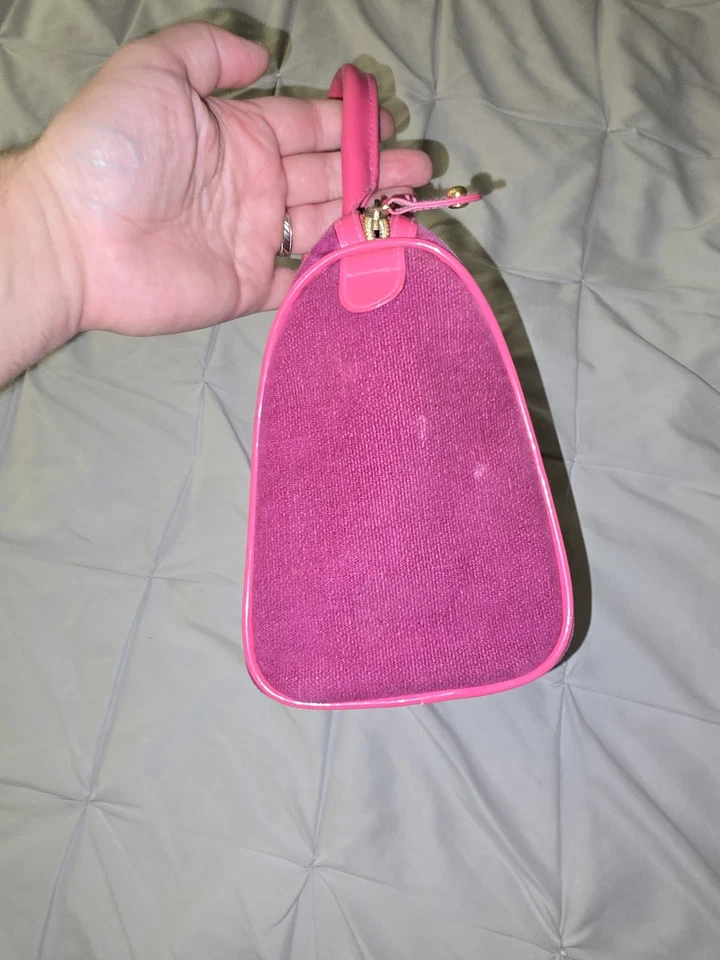 Bolsa cosmética Victoria's Secret Love magenta camurça artificial veludo - Imagem 3 de 4