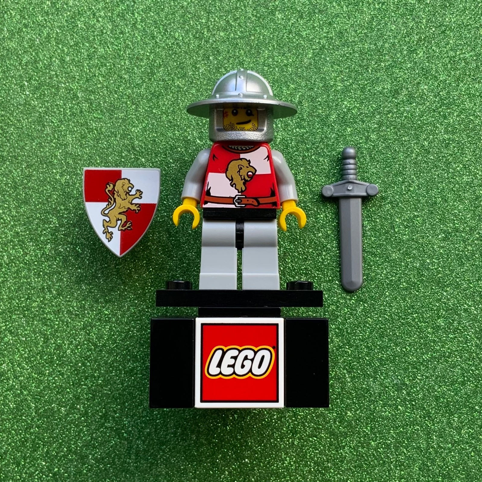 Genuine Lego Lion Knight Quarters 2 Minifigure (New - Castle - CAS513)