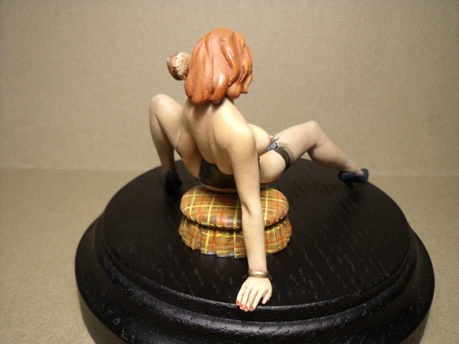 Figurine 1/18 Sophie Vroom pour décorer vos voitures miniatures et scènes de rue