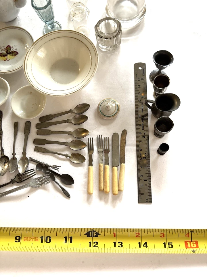 Lote misto vintage miniatura de acessórios para casa de bonecas, taças, utensílios de mesa, tesouras - Imagem 2 de 4