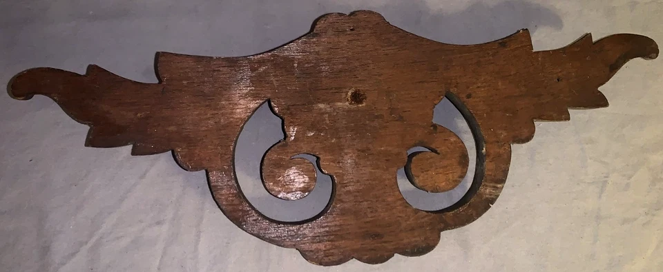 Antiguo frontón de nogal negro tallado de 16 3/8" ornamentado Foto 3 de 3